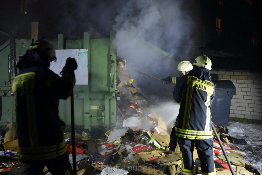 Feuer Papp Presscontainer Koeln Hoehenberg Bochumerstr P299.JPG - Miklos Laubert